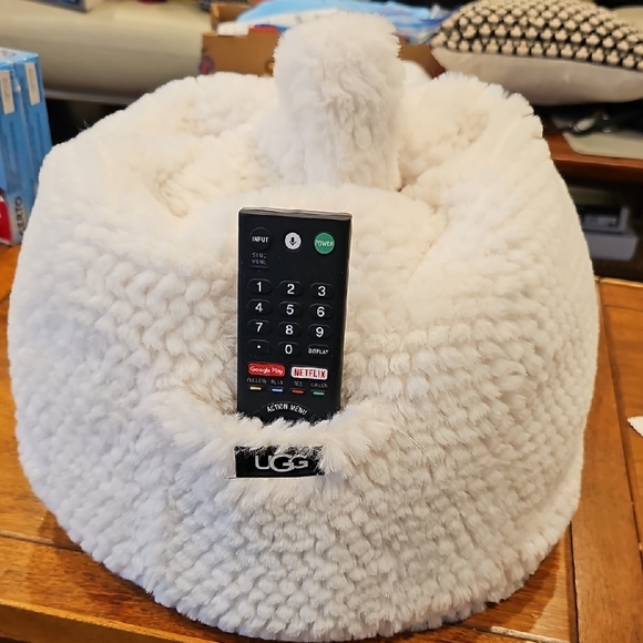 Cozy UGG White Sherpa Pillow With Pocket - Picture 5 of 5